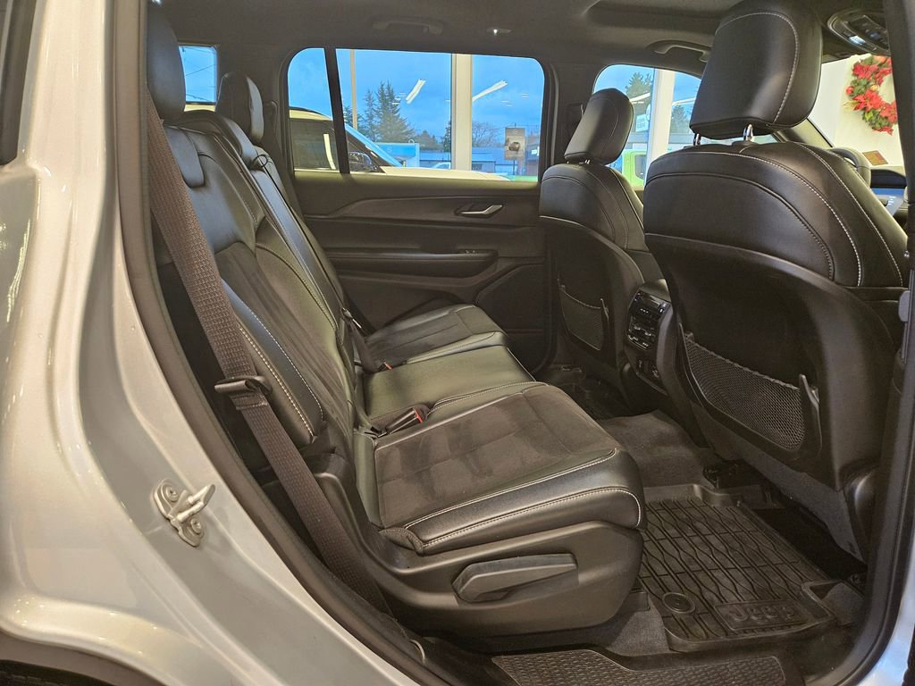 Used 2023 Jeep Grand Cherokee L Laredo image 30