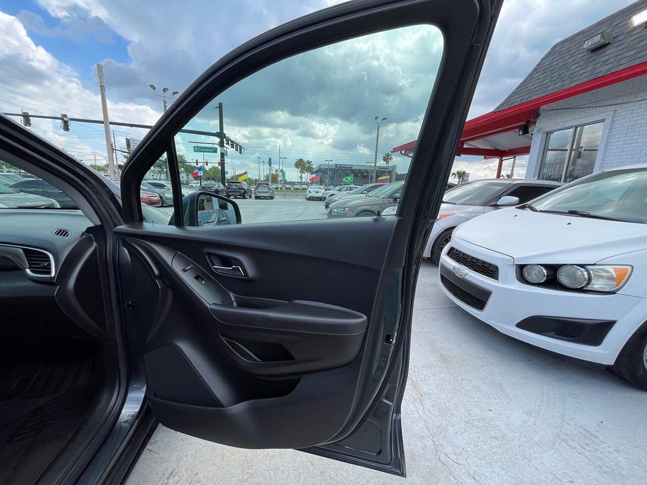 Used 2018 Chevrolet Trax LT w/ LT Convenience Package FWD image 16