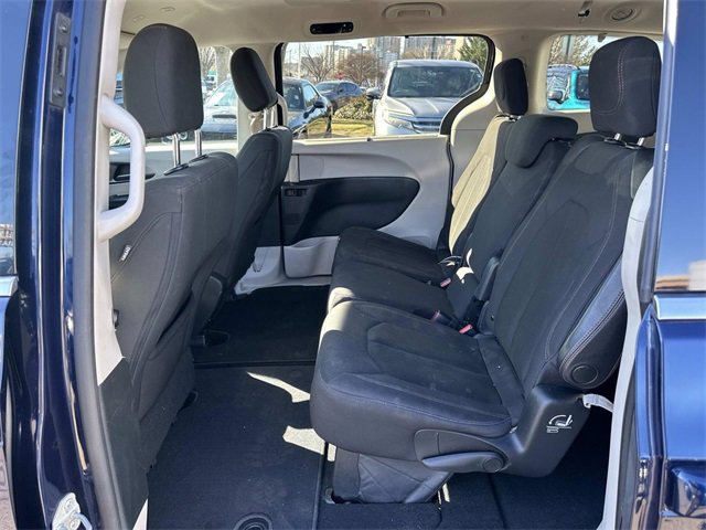 Certified 2020 Chrysler Pacifica Touring w/ Advanced Safetytec Group image 14