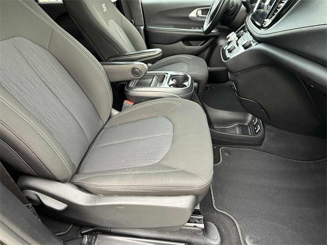 Used 2021 Chrysler Pacifica Touring w/ Uconnect Theater Family Group image 18