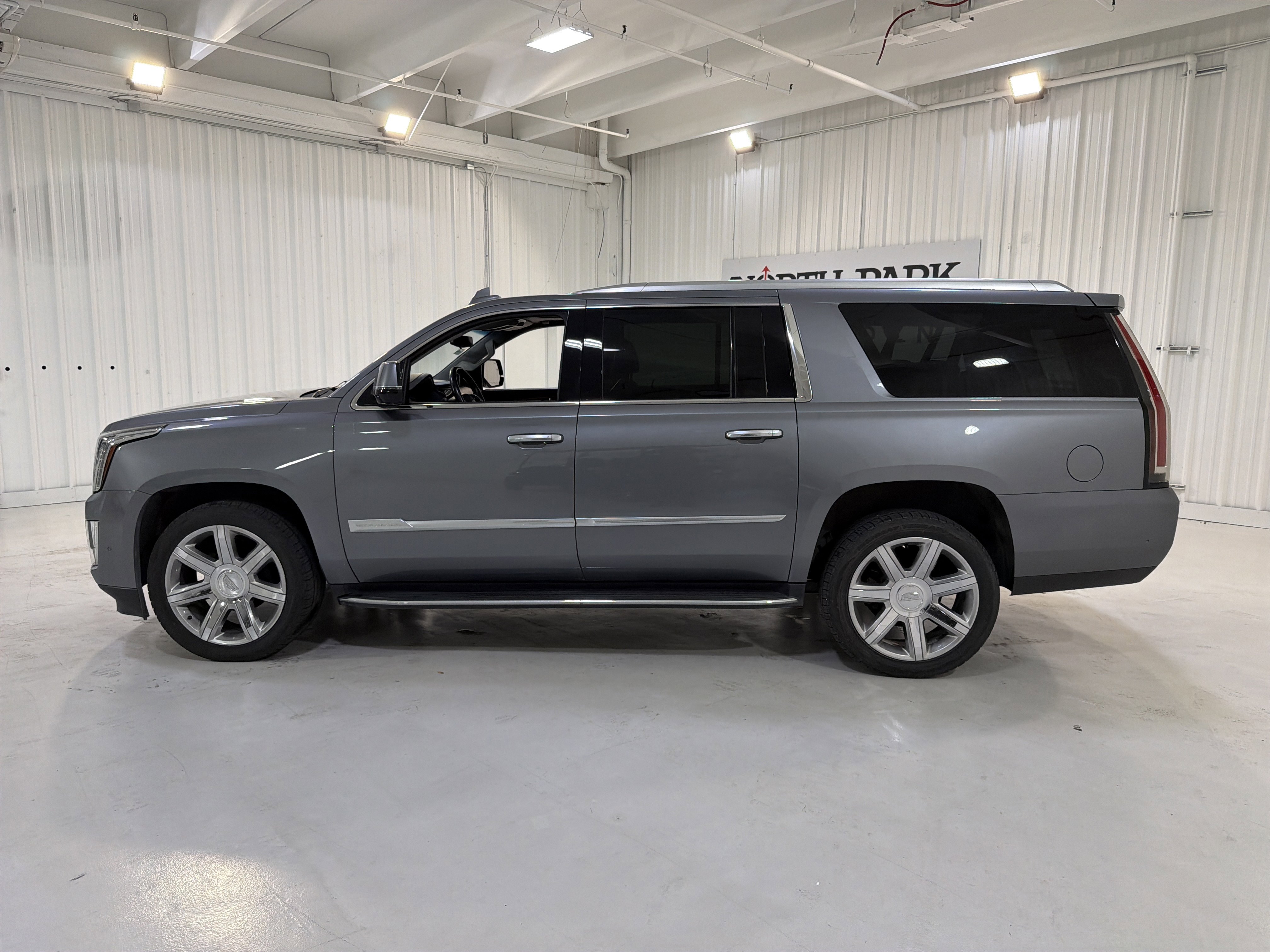 Used 2020 Cadillac Escalade ESV Luxury AWD/4WD image 2