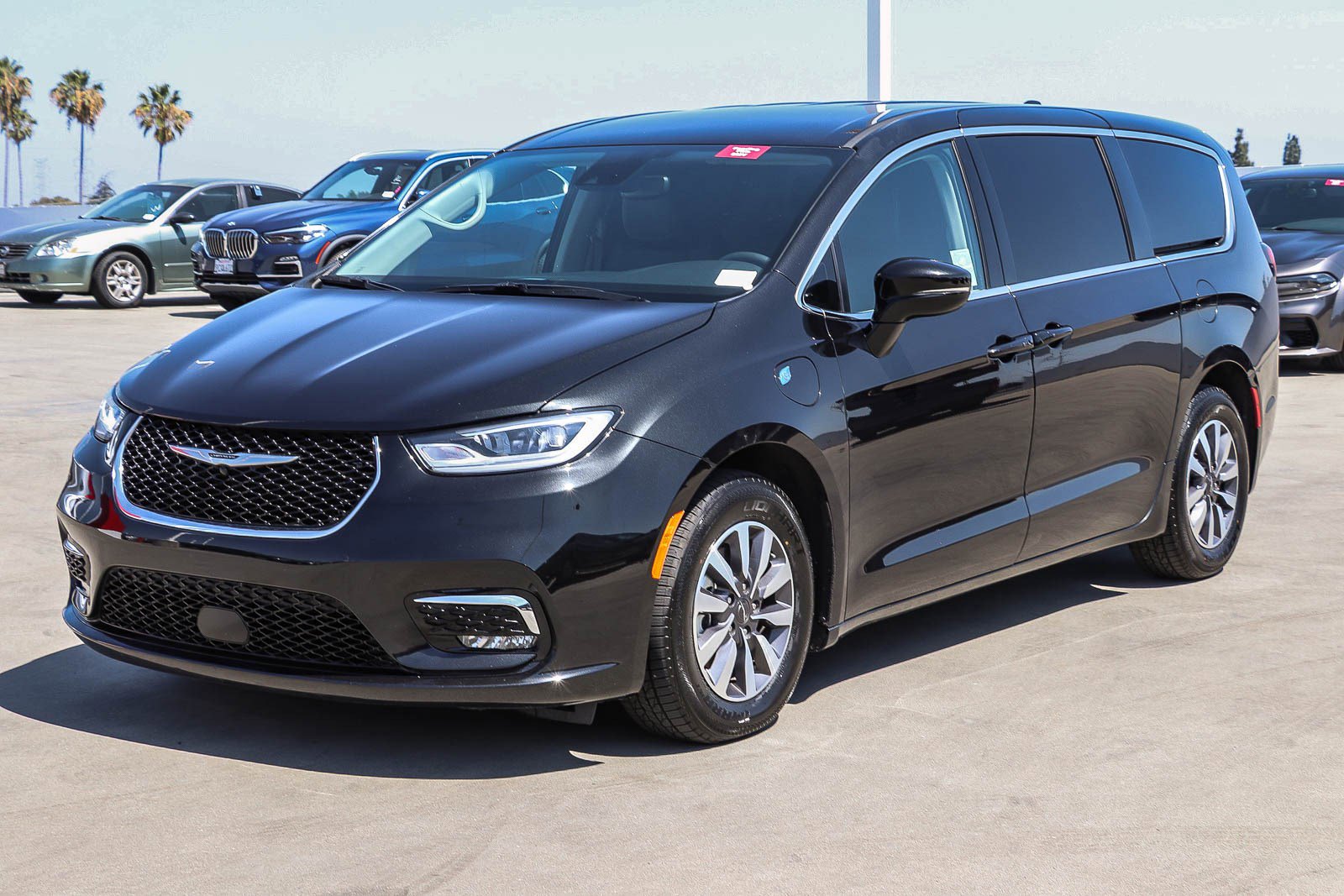 Used 2022 Chrysler Pacifica Touring-L FWD image 3