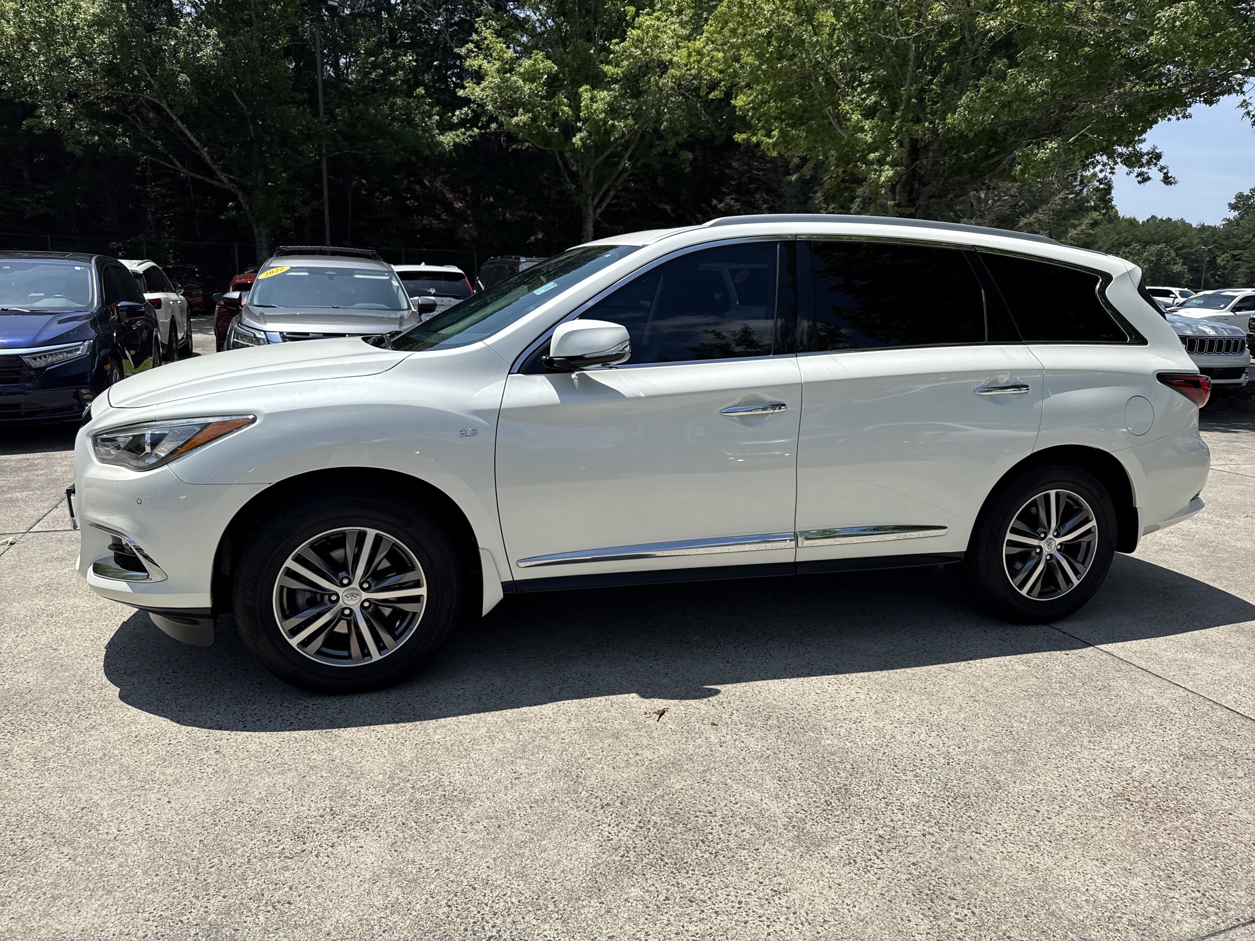 Used 2020 INFINITI QX60 Luxe w/ Essential Package FWD image 4