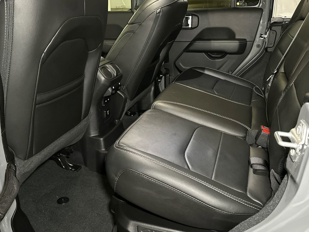 Used 2022 Jeep Wrangler Unlimited Sahara w/ Cold Weather Group AWD/4WD image 15