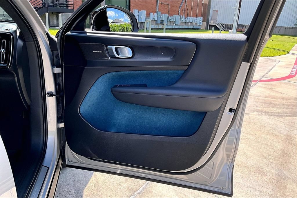 Certified 2023 Volvo C40 P8 Recharge Ultimate w/ Protection Package Premier AWD/4WD image 24