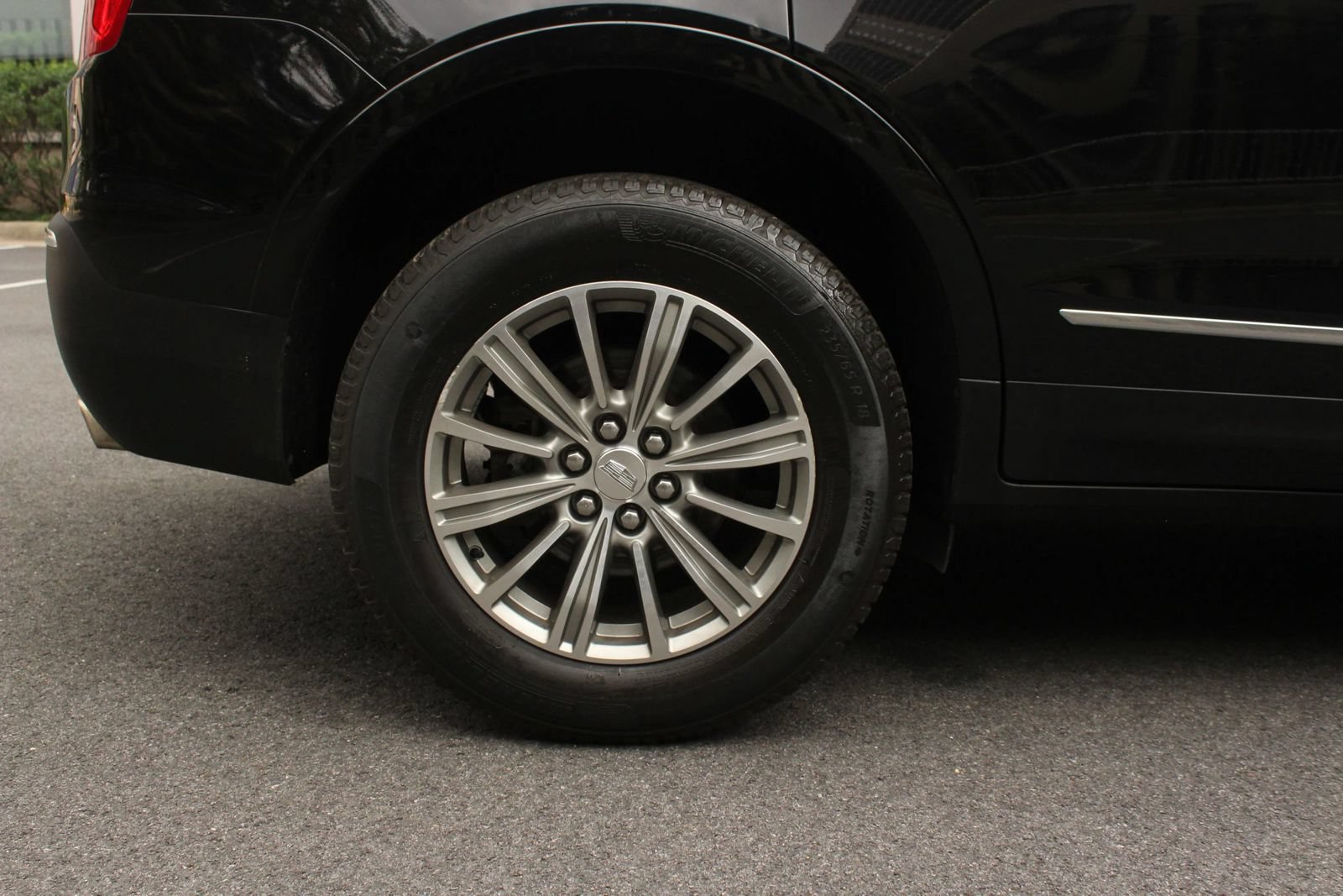 Used 2018 Cadillac XT5 Luxury w/ Driver Awareness Package FWD image 4