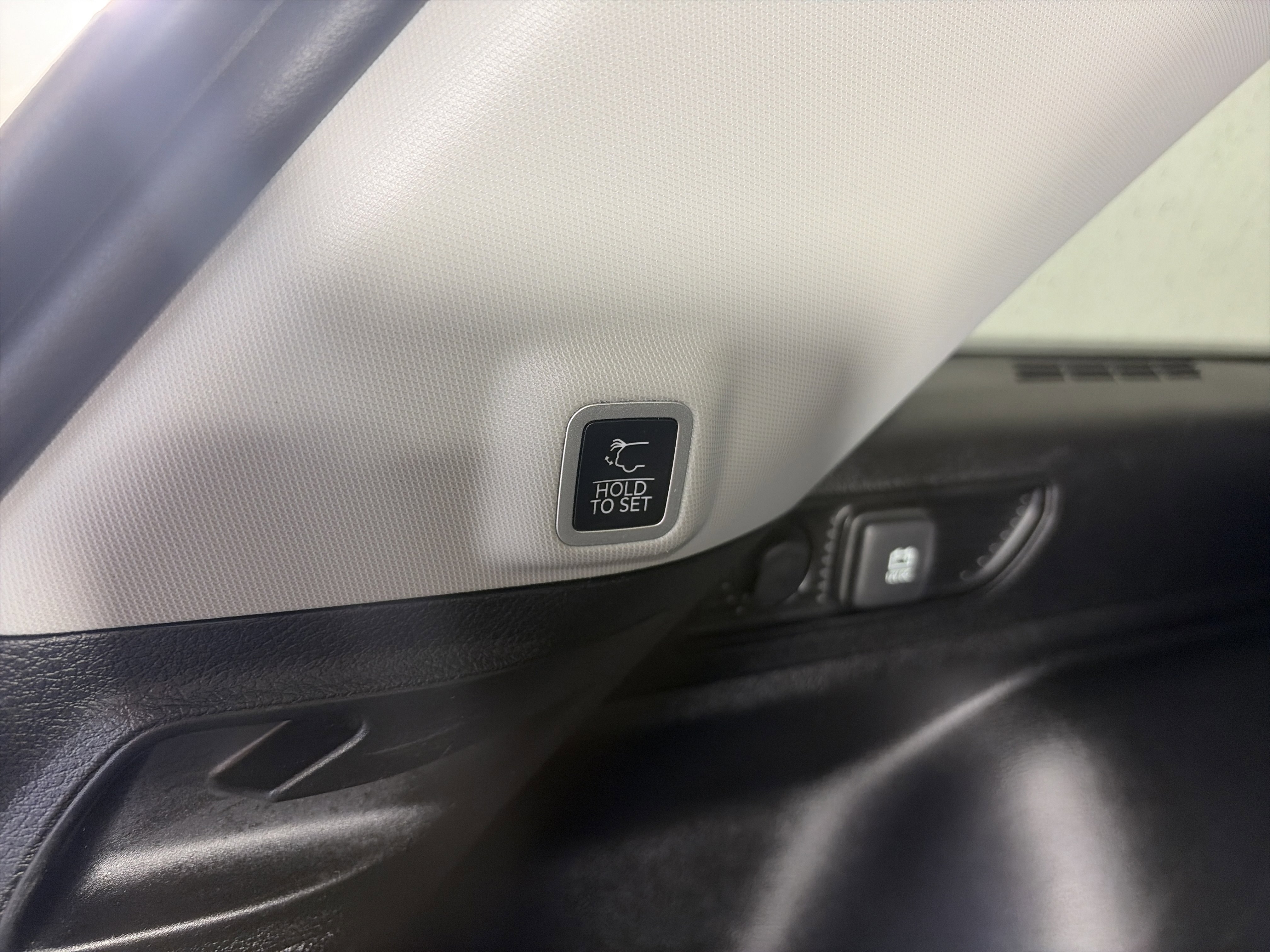 Used 2023 Jeep Grand Cherokee Laredo w/ Luxury Tech Group I image 21