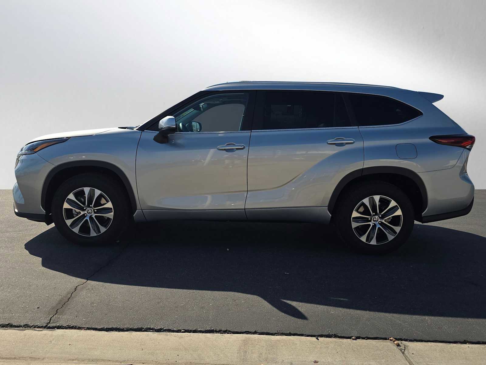 Used 2025 Toyota Highlander XLE image 6