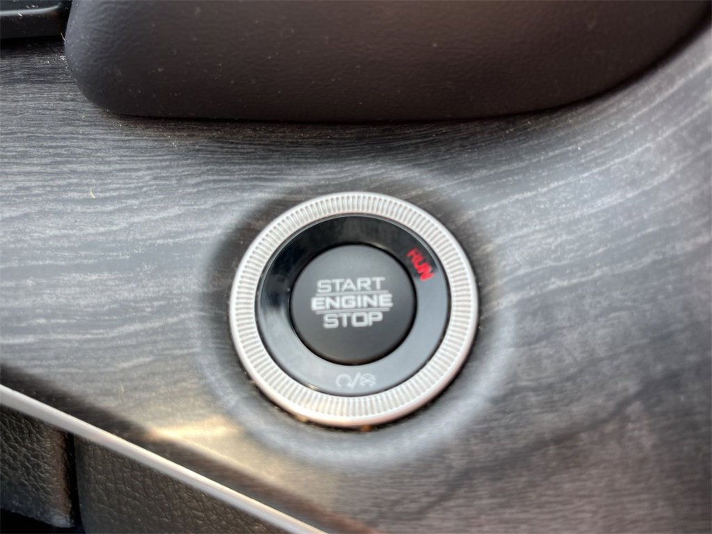 Used 2023 Jeep Grand Cherokee L Limited w/ Black Appearance Package image 17