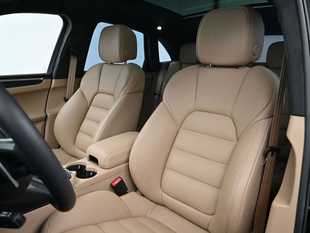 Certified 2026 Porsche Macan GTS image 5