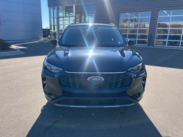 Used 2023 Ford Escape Platinum AWD/4WD image 2