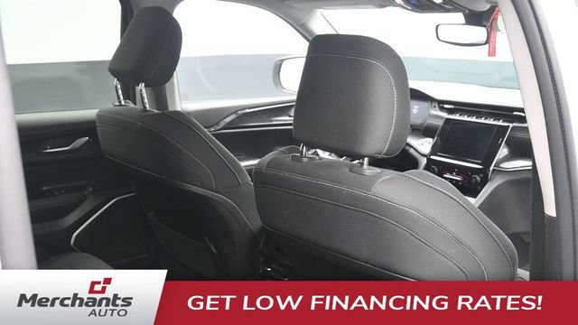 Used 2022 Jeep Grand Cherokee Laredo w/ Luxury Tech Group I AWD/4WD image 16