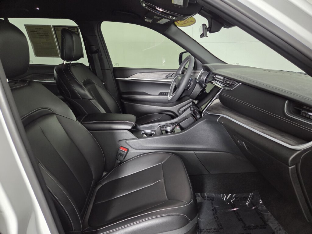 Used 2025 Jeep Grand Cherokee Limited w/ Black Appearance Package RWD image 30