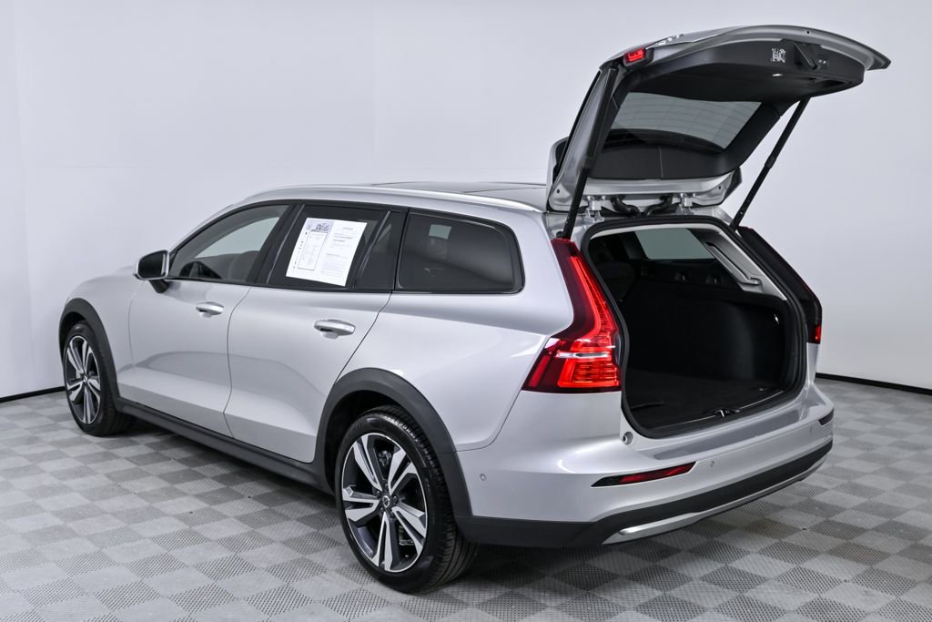 Certified 2025 Volvo V60 B5 Cross Country Plus image 33