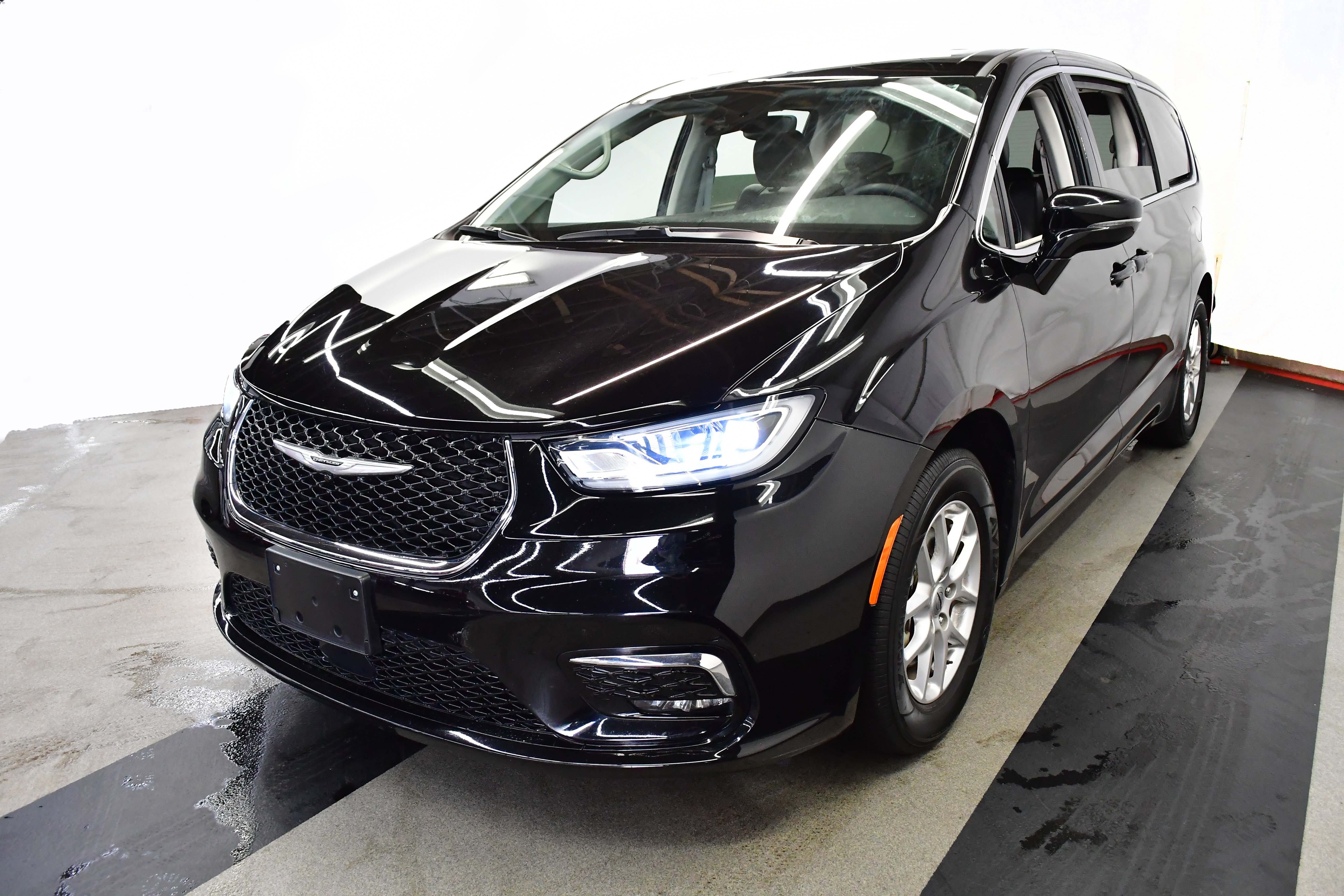 Used 2024 Chrysler Pacifica Touring-L image 6