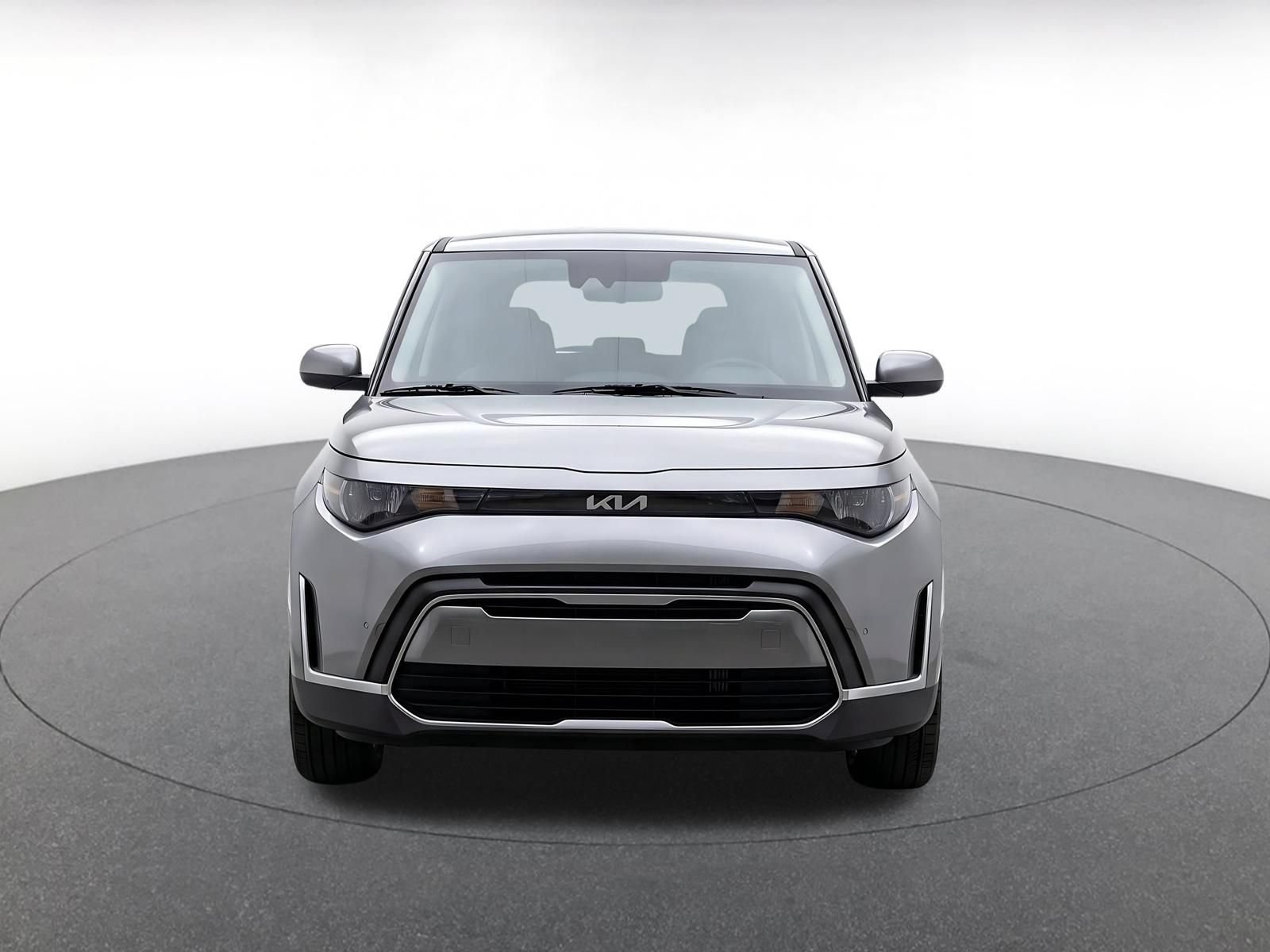 Used 2025 Kia Soul LX w/ LX Technology Package FWD image 2