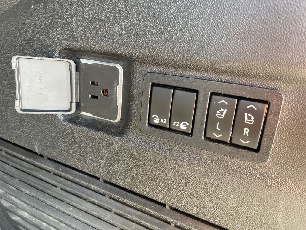 Used 2021 Chevrolet Suburban Premier w/ Premium Package image 39