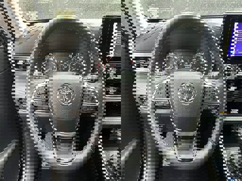 Used 2023 Toyota Highlander XLE image 15