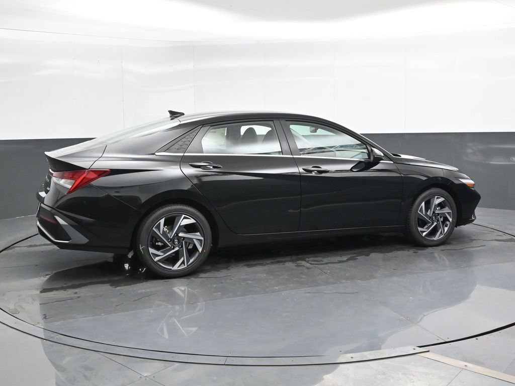 New 2025 Hyundai Elantra Limited image 3