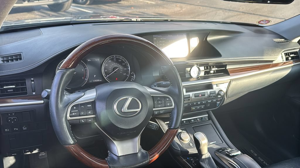 Used 2017 Lexus ES 350 w/ Luxury Package FWD image 12