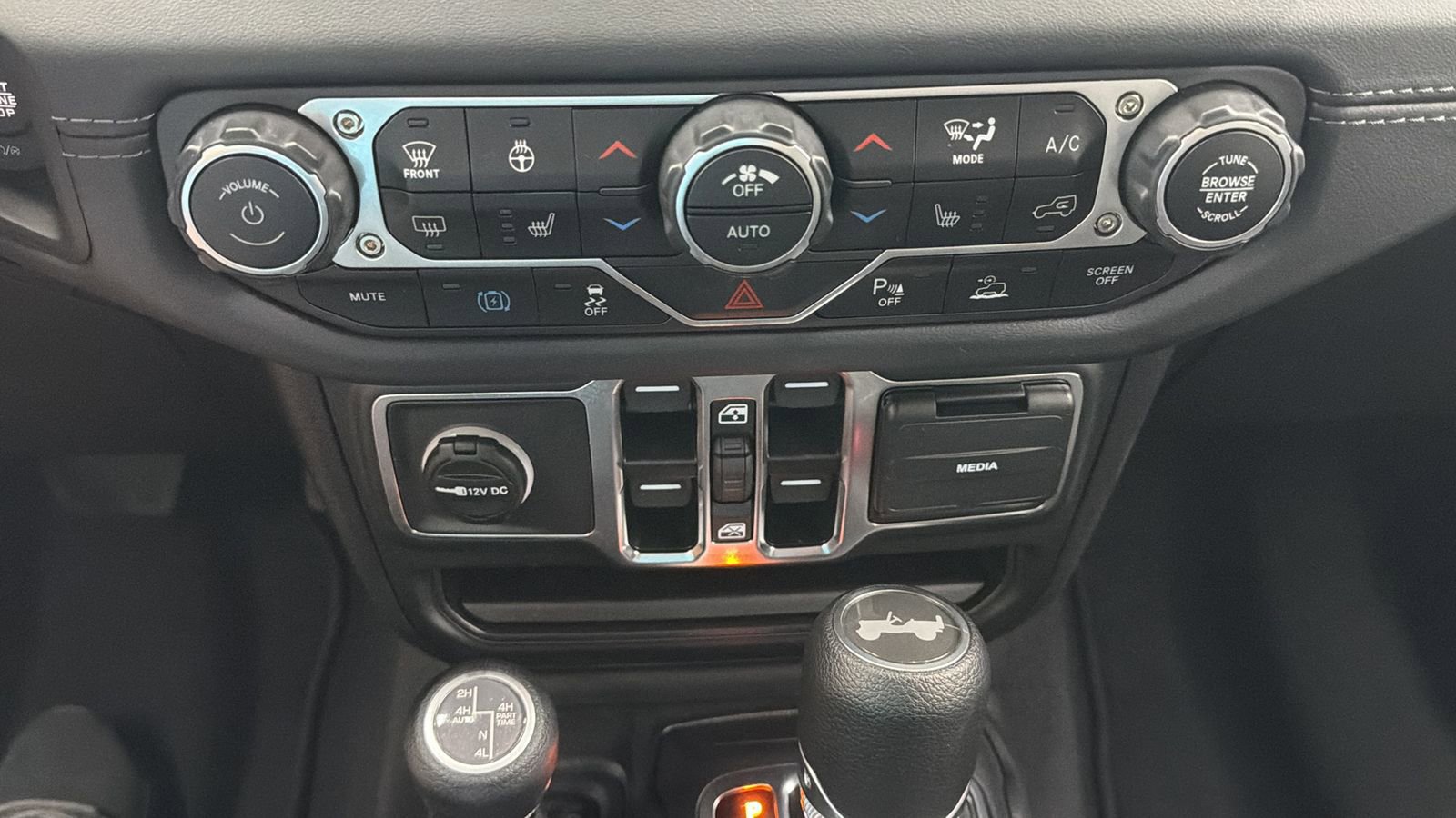 Used 2025 Jeep Wrangler Unlimited Sahara w/ Safety Group AWD/4WD image 23