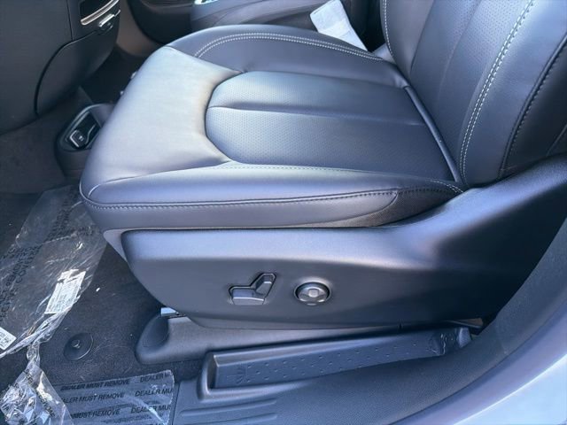 New 2026 Chrysler Pacifica Select w/ S Appearance Package image 10