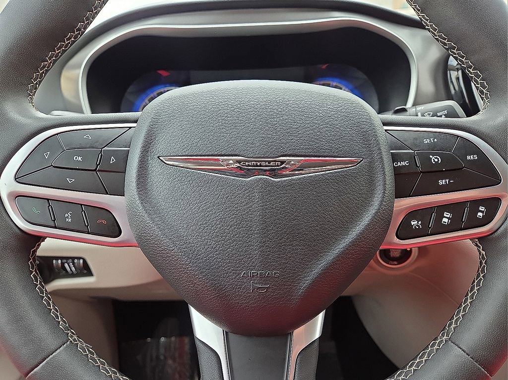 Used 2023 Chrysler Pacifica Touring-L FWD image 31