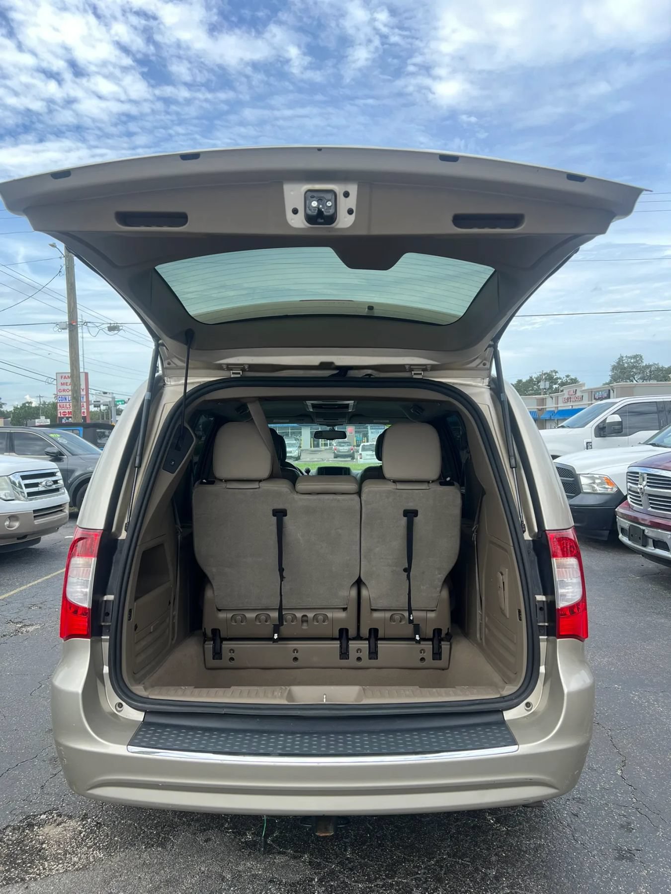 Used 2013 Chrysler Town & Country Touring FWD image 20