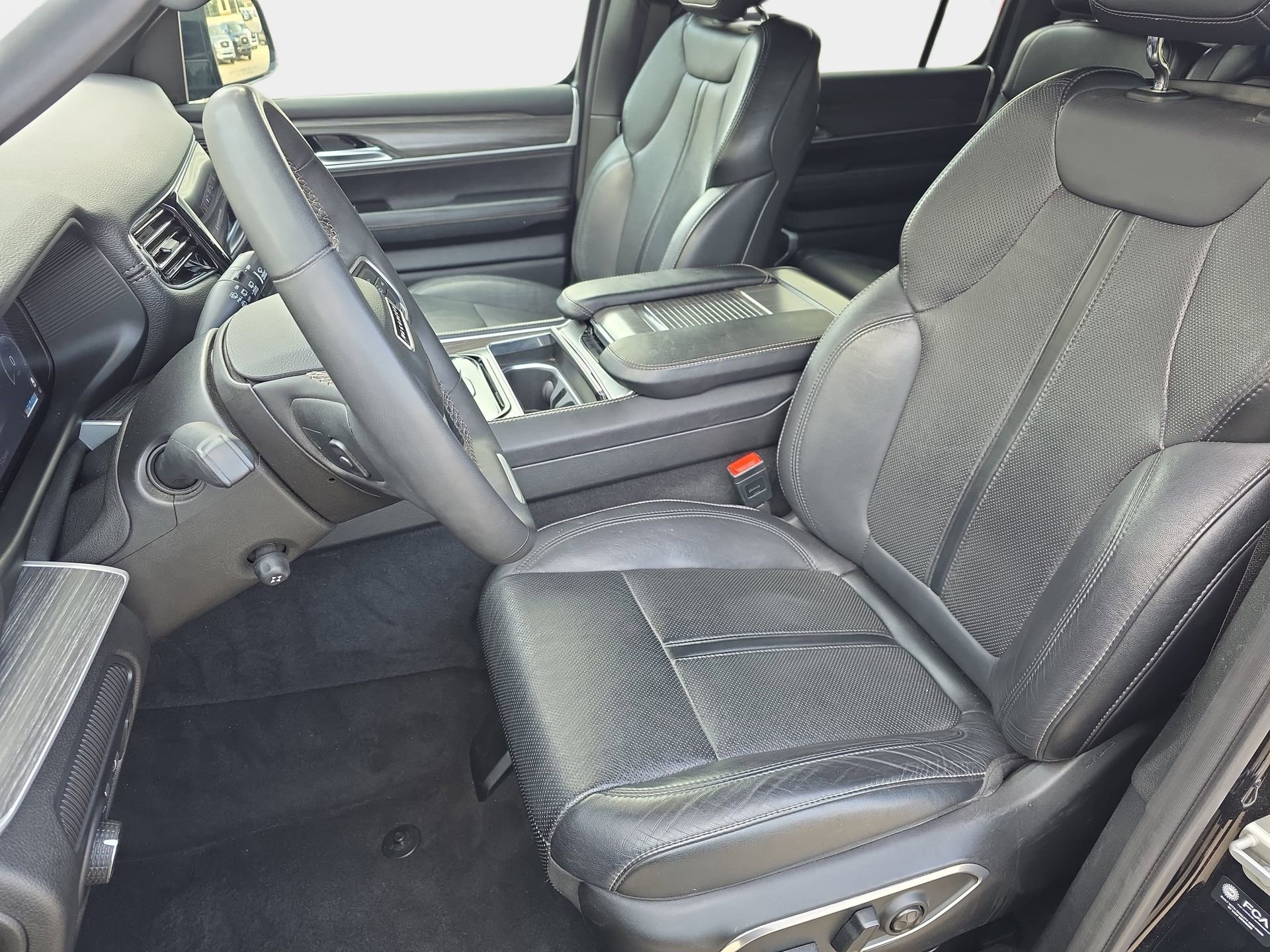 Used 2024 Jeep Wagoneer L Series II RWD image 14