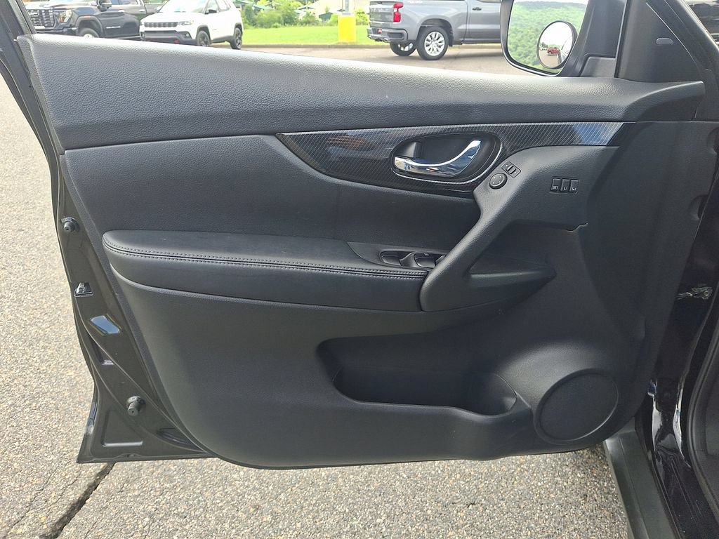 Used 2018 Nissan Rogue SL FWD image 12