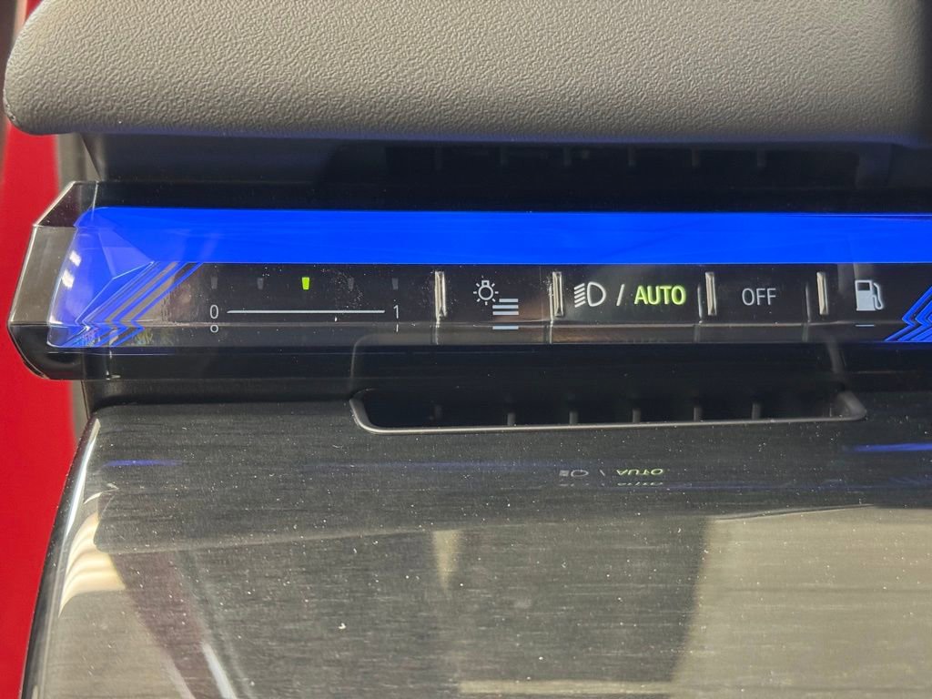 Used 2025 BMW M5 w/ Carbon Package image 32