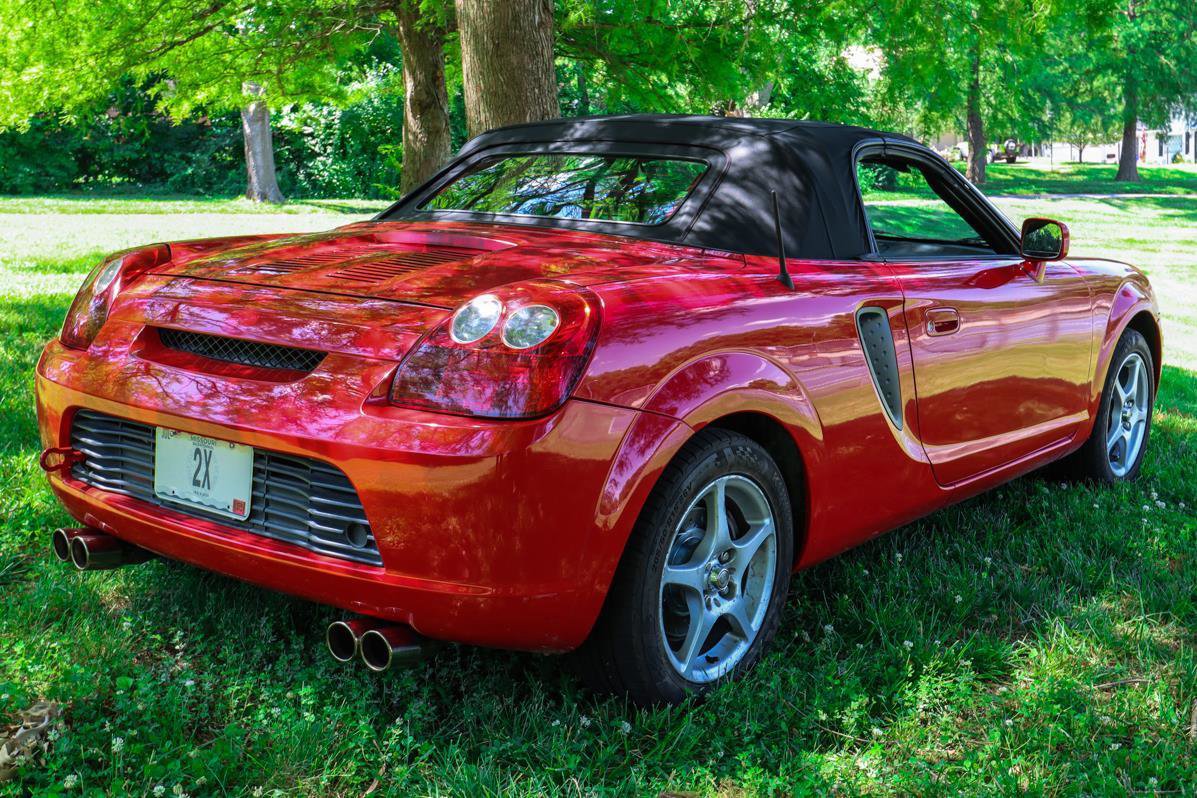 Used 2000 Toyota MR2 Base image 9