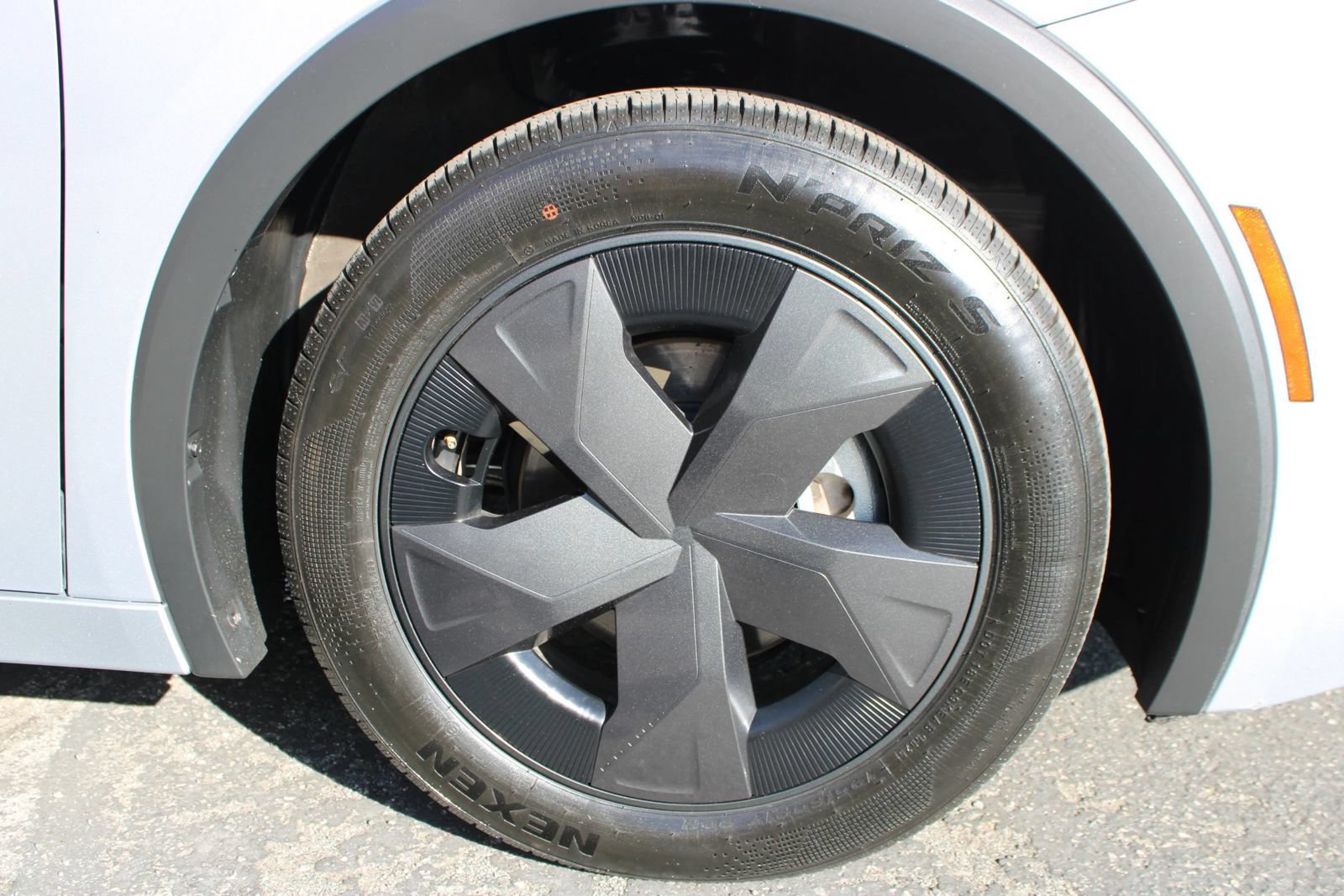 Used 2025 Toyota Prius LE FWD image 38