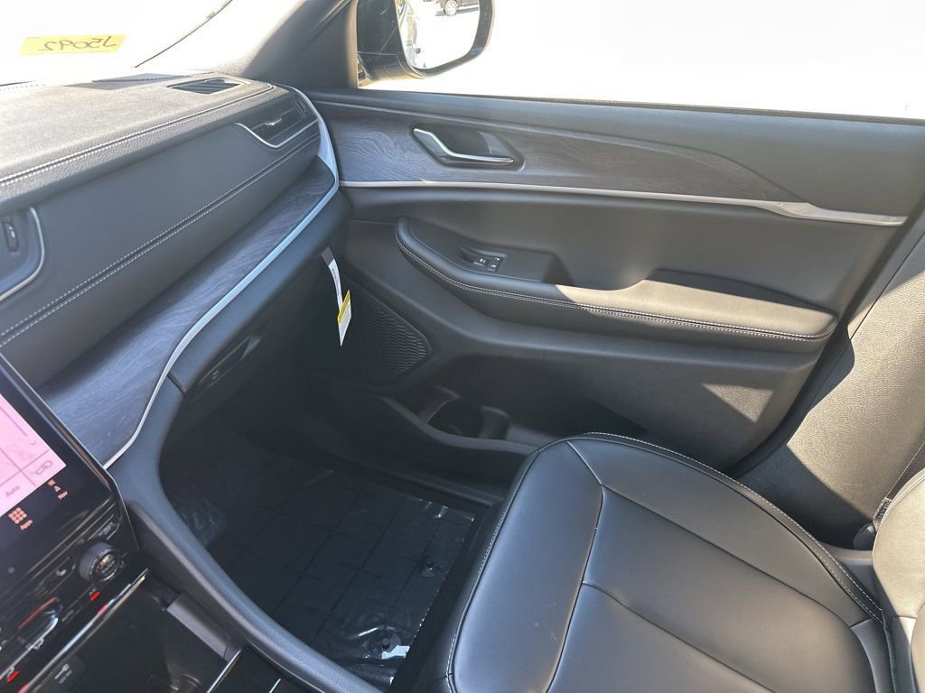 New 2025 Jeep Grand Cherokee L Limited image 18