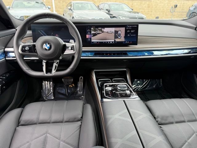 Used 2025 BMW 760i xDrive w/ Premium Package image 29