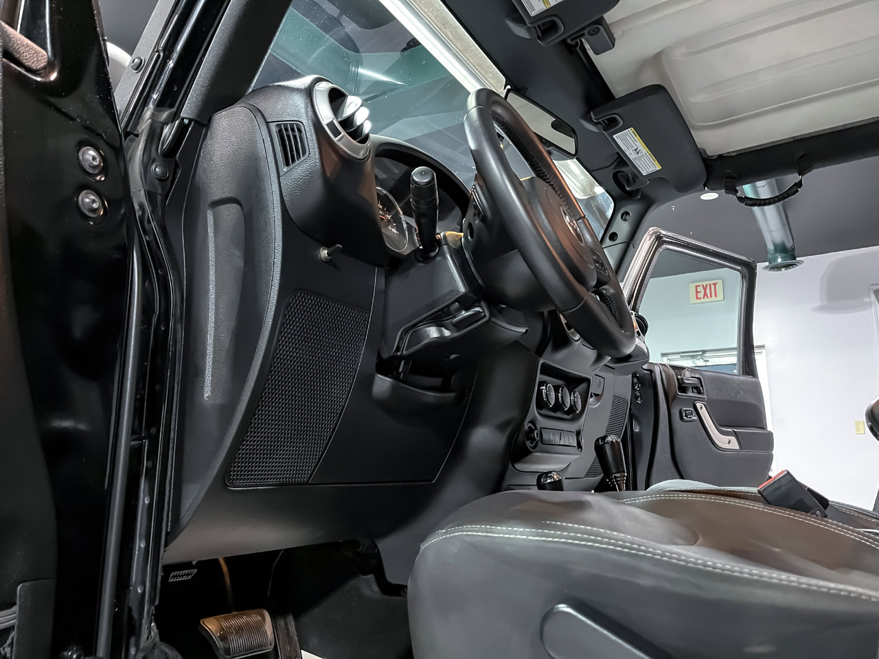 Used 2018 Jeep Wrangler Unlimited Sahara image 18