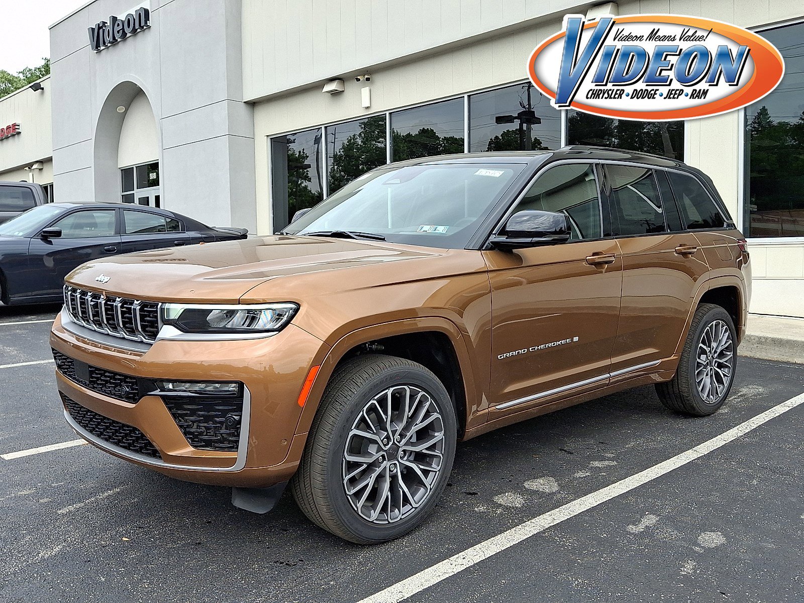 New 2026 Jeep Grand Cherokee Summit w/ Adv Protech Group IV AWD/4WD image 1