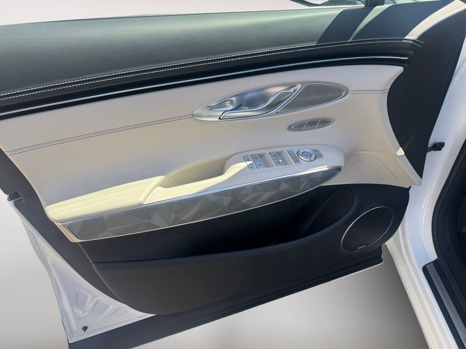 Used 2025 Genesis GV70 3.5T Sport w/ Sport Advanced Package image 15