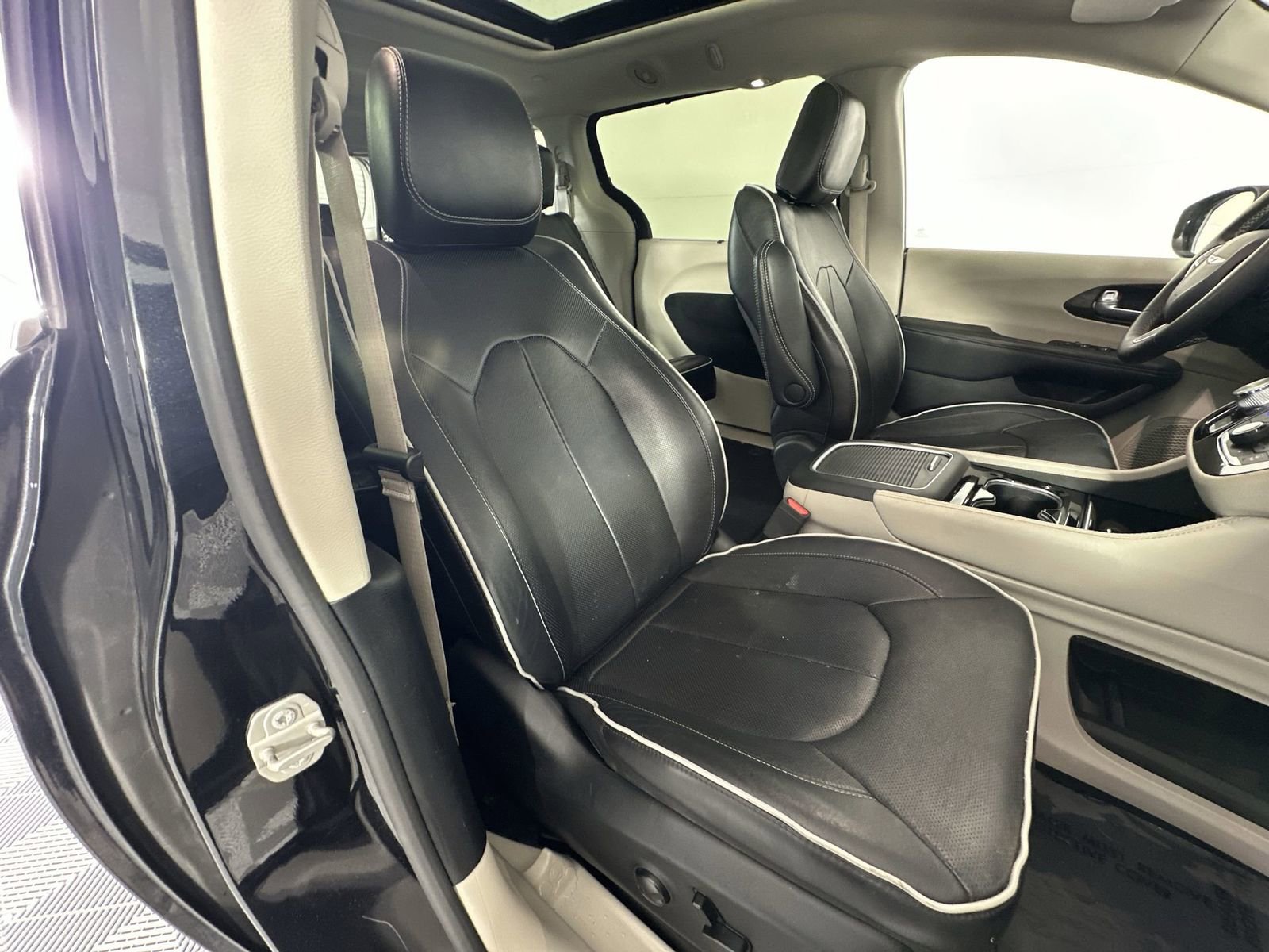 Used 2023 Chrysler Pacifica Limited FWD image 27