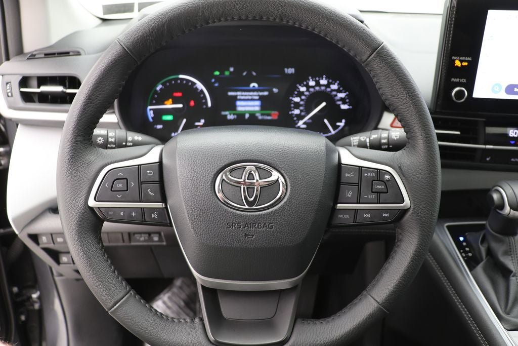 Used 2025 Toyota Sienna XLE FWD image 17