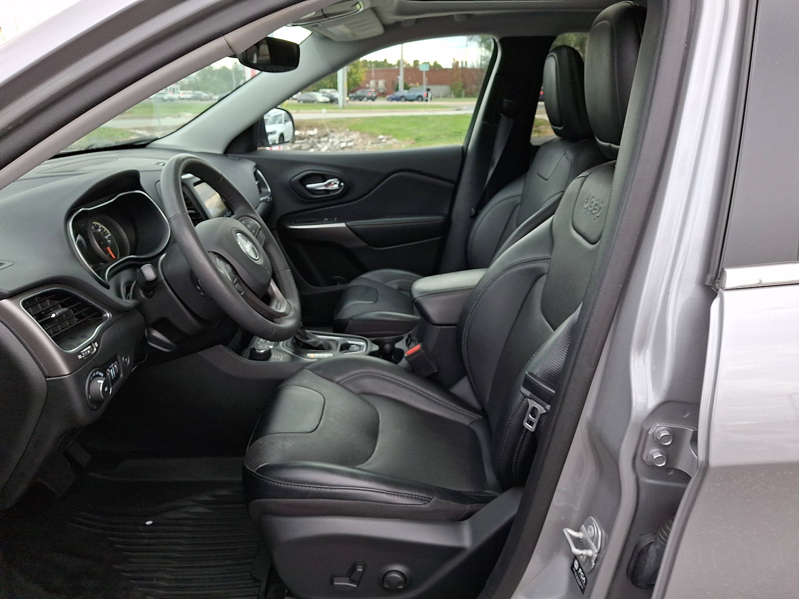 Certified 2022 Jeep Cherokee Latitude Lux w/ Sun & Sound Group image 15