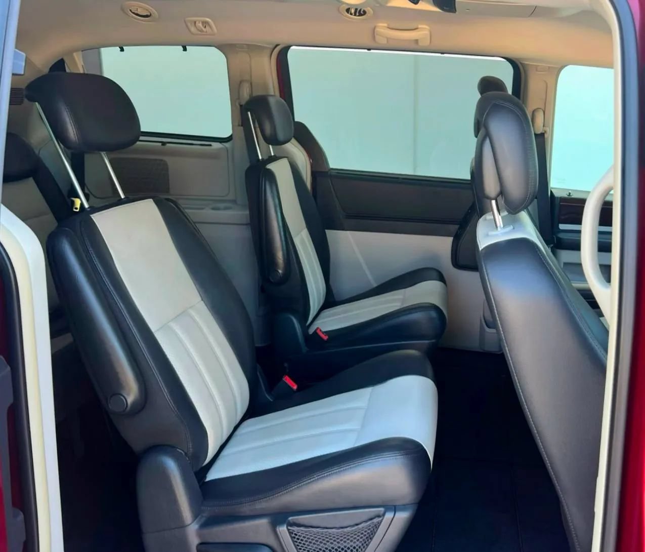 Used 2010 Chrysler Town & Country Touring Plus w/ Safetytec Group FWD image 42