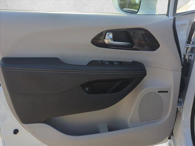 Used 2022 Chrysler Pacifica Limited image 7