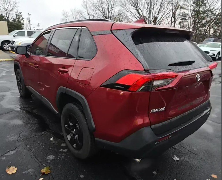 Used 2021 Toyota RAV4 LE image 3