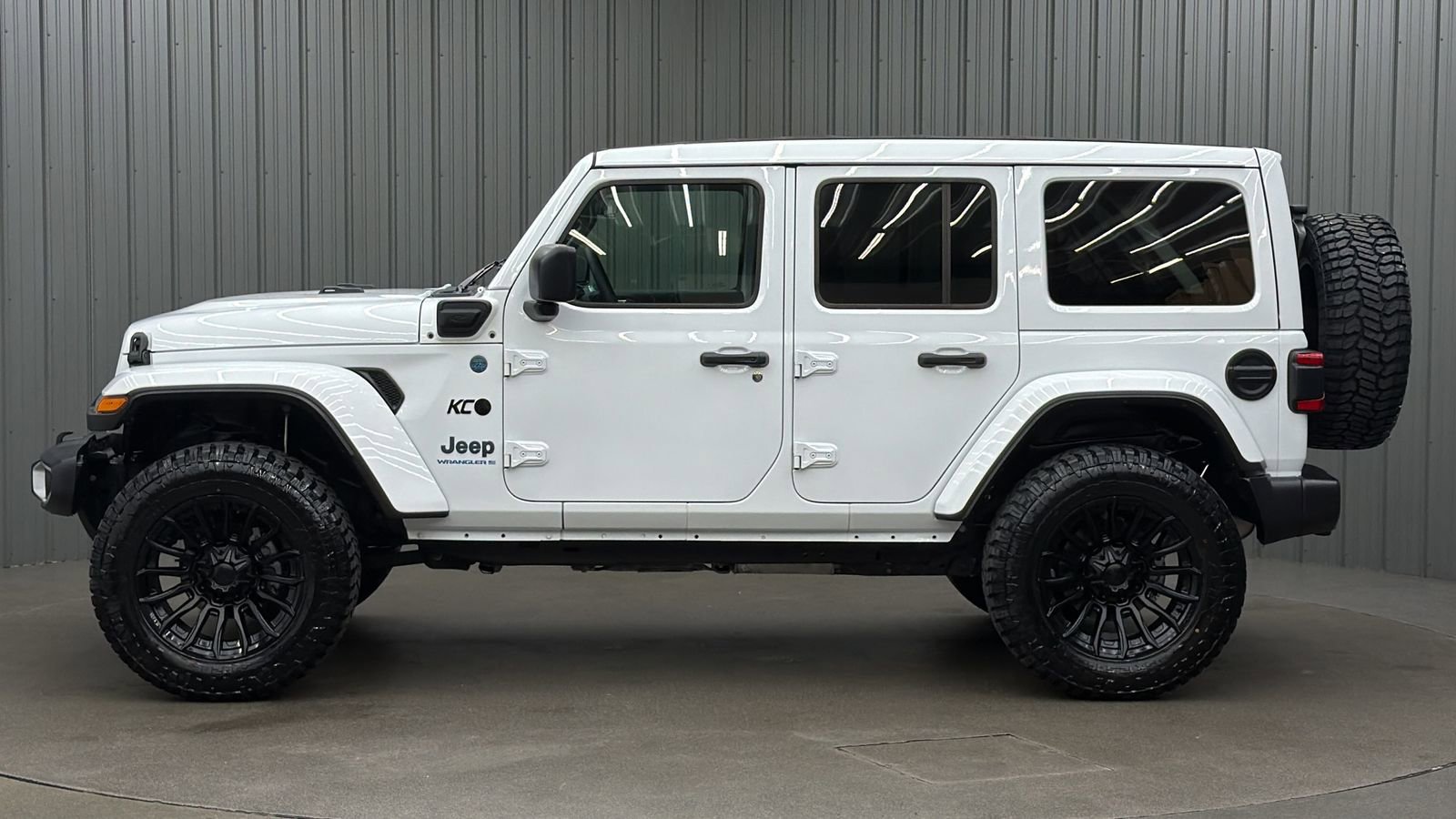 Used 2025 Jeep Wrangler Unlimited Sahara w/ Safety Group AWD/4WD image 2