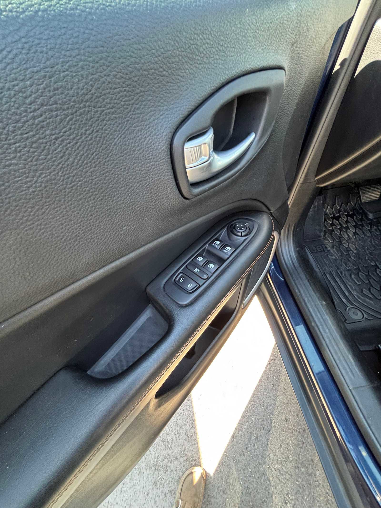 Used 2018 Jeep Compass Limited image 31