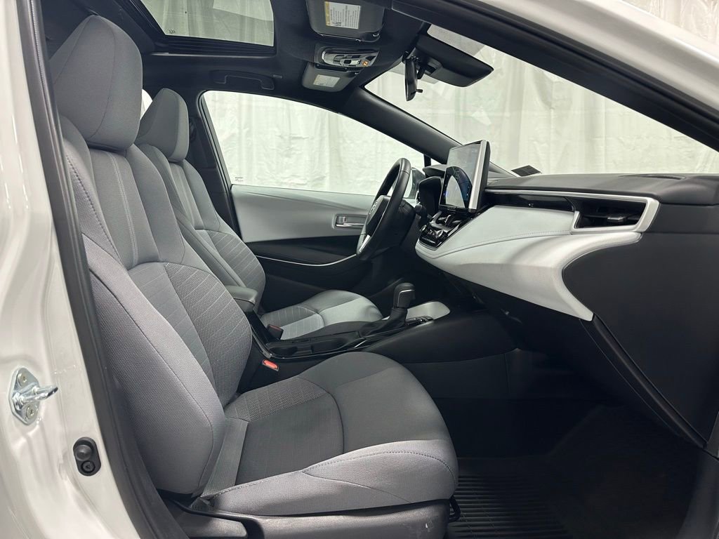 Used 2025 Toyota Corolla SE w/ SE Premium Package image 57