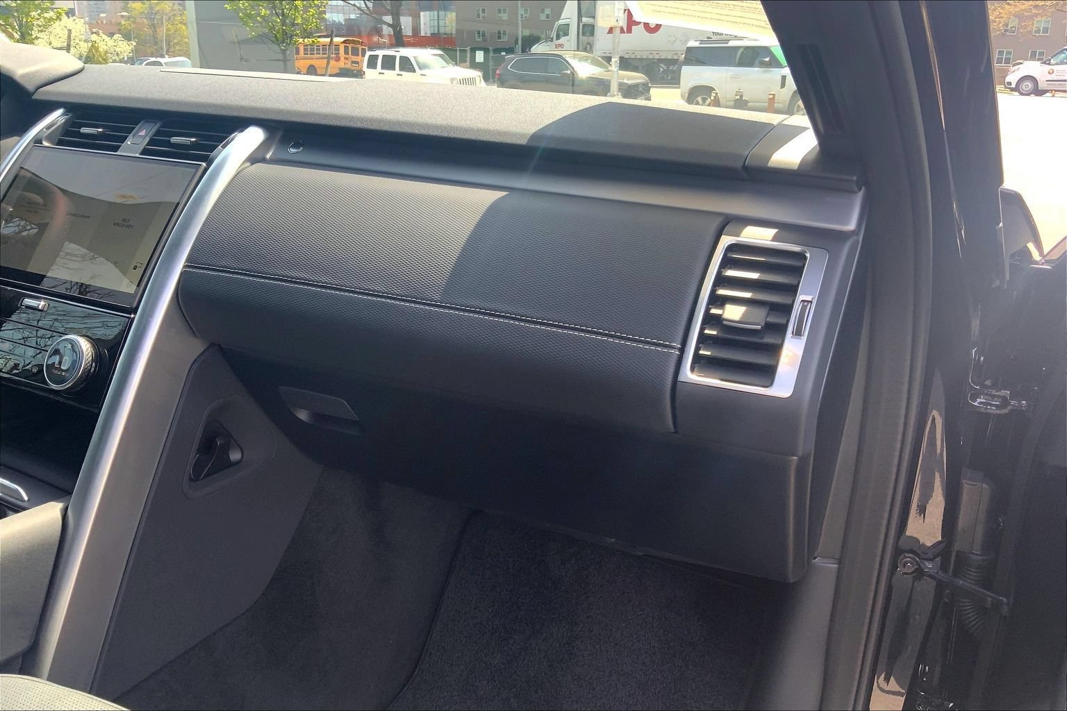Certified 2025 Land Rover Discovery Dynamic SE AWD/4WD image 18