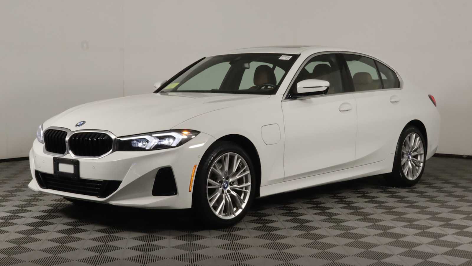 Used 2024 BMW 330e xDrive w/ Convenience Package AWD/4WD image 3