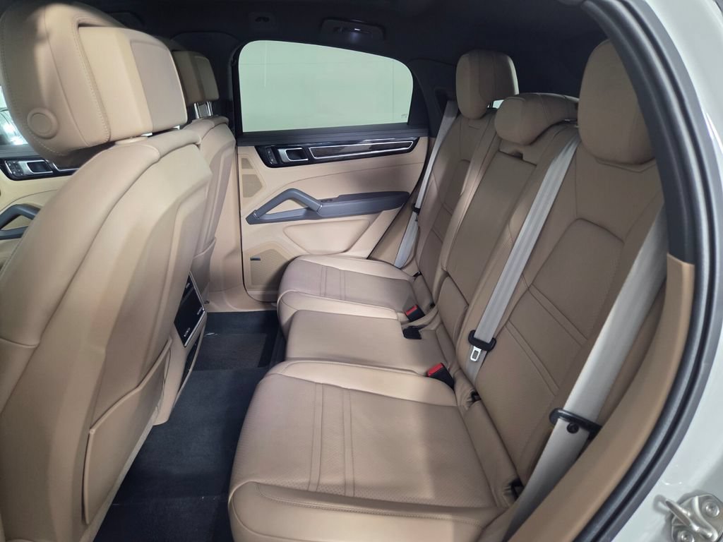 Used 2023 Porsche Cayenne Platinum Edition AWD/4WD image 23